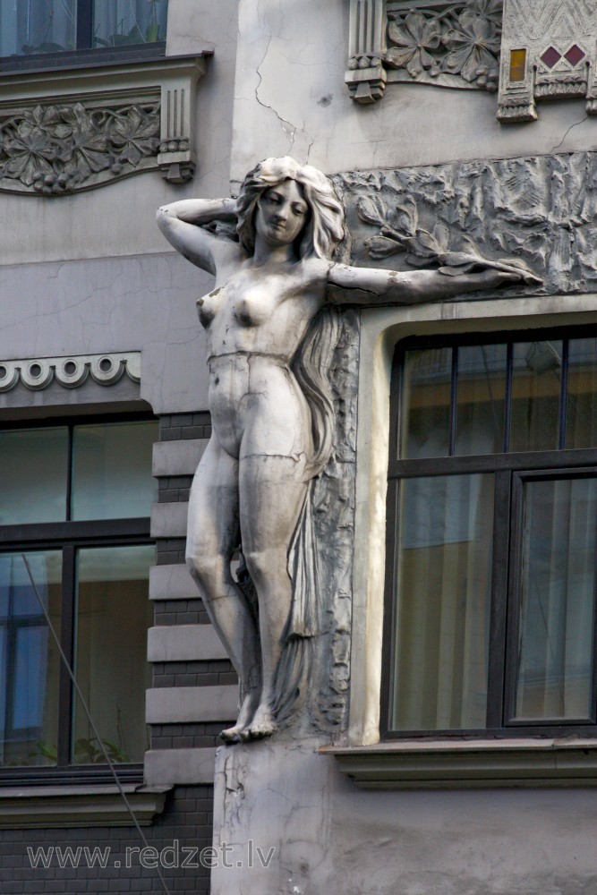 Skulptūra ēkas fasādē (Kr.Valdemāra 20)