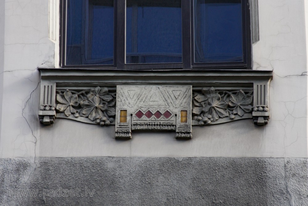 Dekoratīvs cilnis fasādē (Kr.Valdemāra 20)