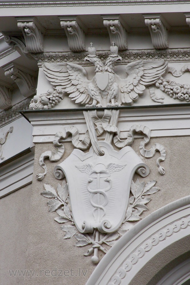 Ģerbonis un ērglis ēkas fasādē (Kr. Valdemāra 2a)