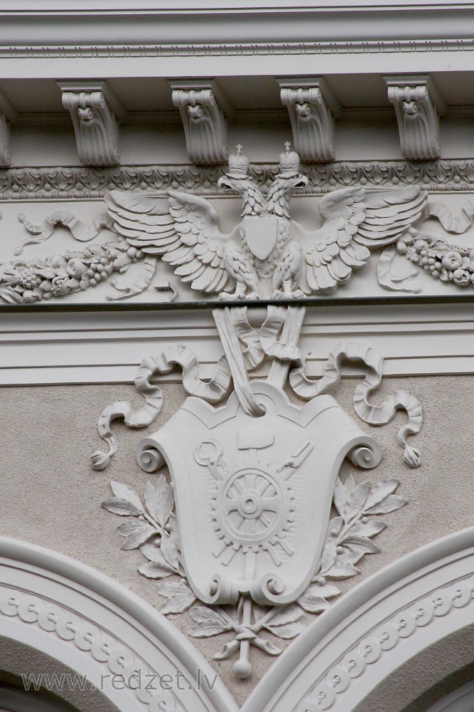 Ģerbonis un ērglis ēkas fasādē (Kr. Valdemāra 2a)