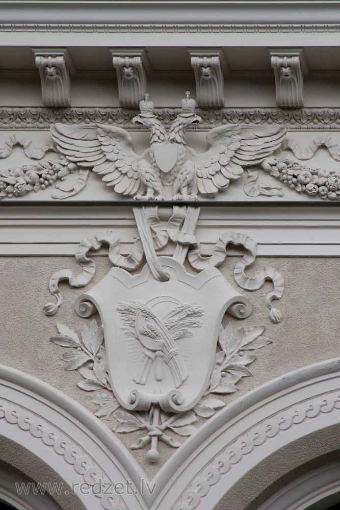 Ģerbonis un ērglis ēkas fasādē (Kr. Valdemāra 2a)