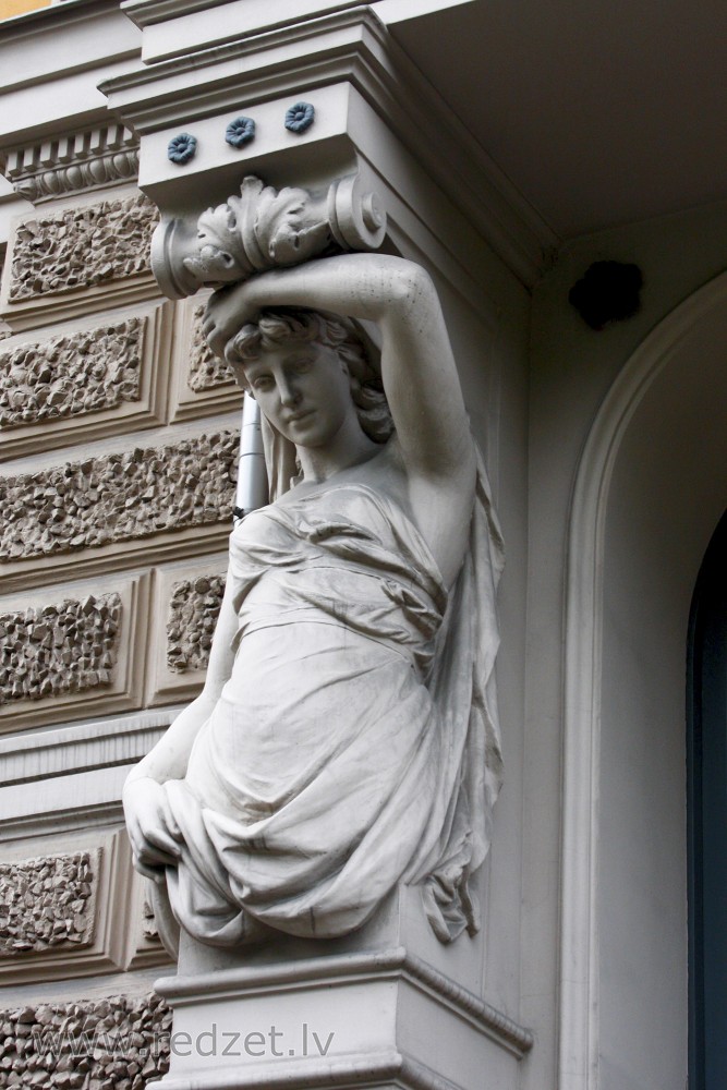 Skulptūra ēkas fasādē (Kr Valdemāra 7)