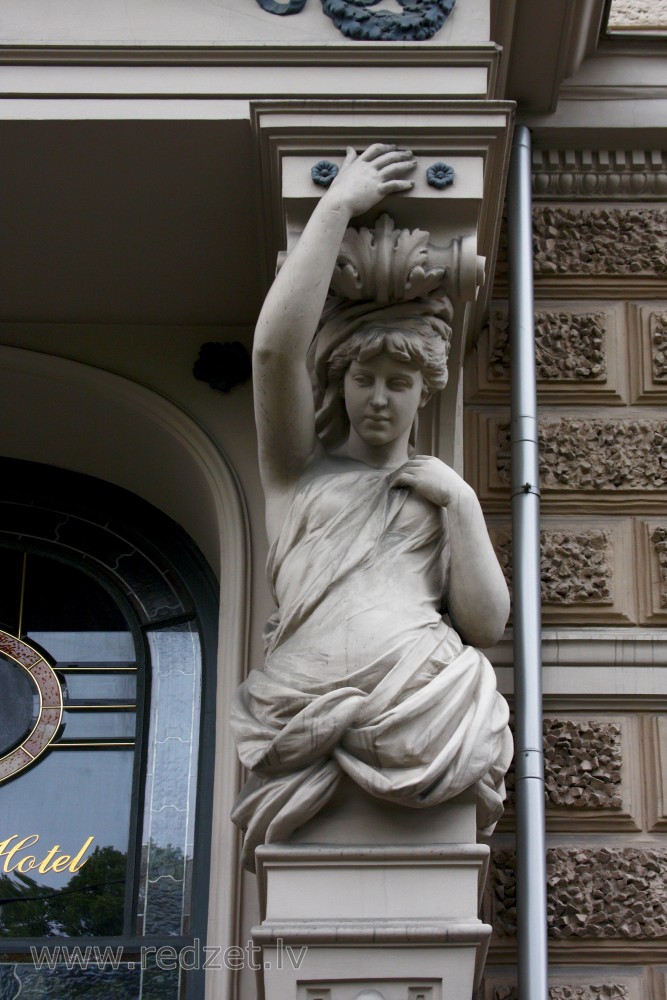 Skulptūra ēkas fasādē (Kr Valdemāra 7)