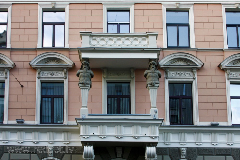 Balkons ēkas fasādē (Lāčplēša 27)