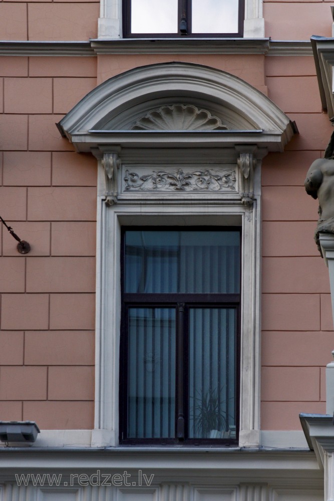 Logs ēkas fasādē (Lāčplēša 27)