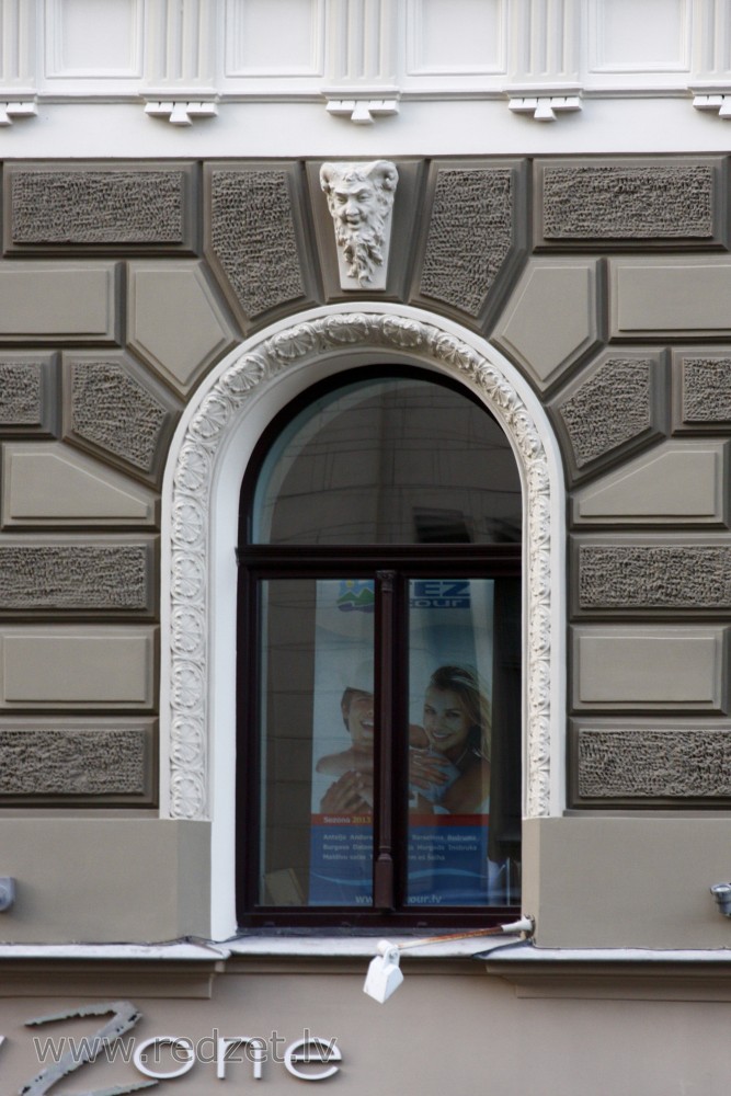 Logs ēkas fasādē (Lāčplēša 27)