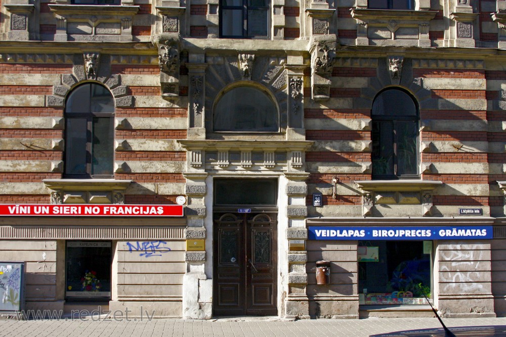 Ieejas portāls (Lāčplēša iela 36)