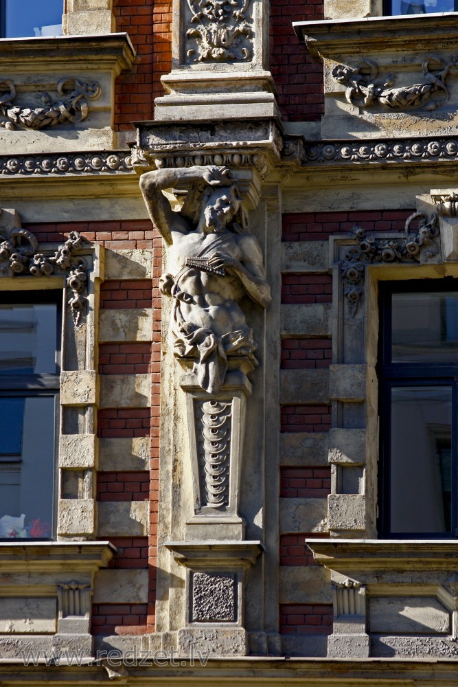 Skulpturāls cilnis (Lāčplēša iela 36)