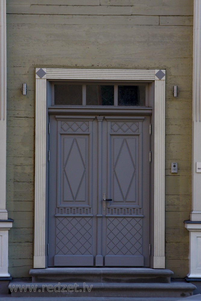 Ieejas portāls (Lāčplēša iela 55)