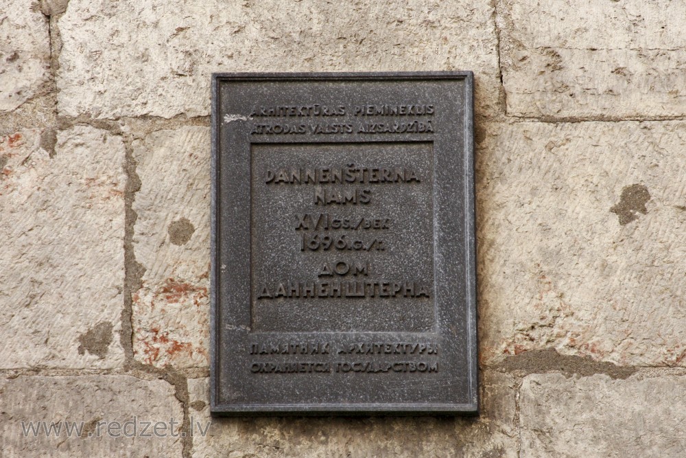 Plāksne Dannenšterna nama fasādē