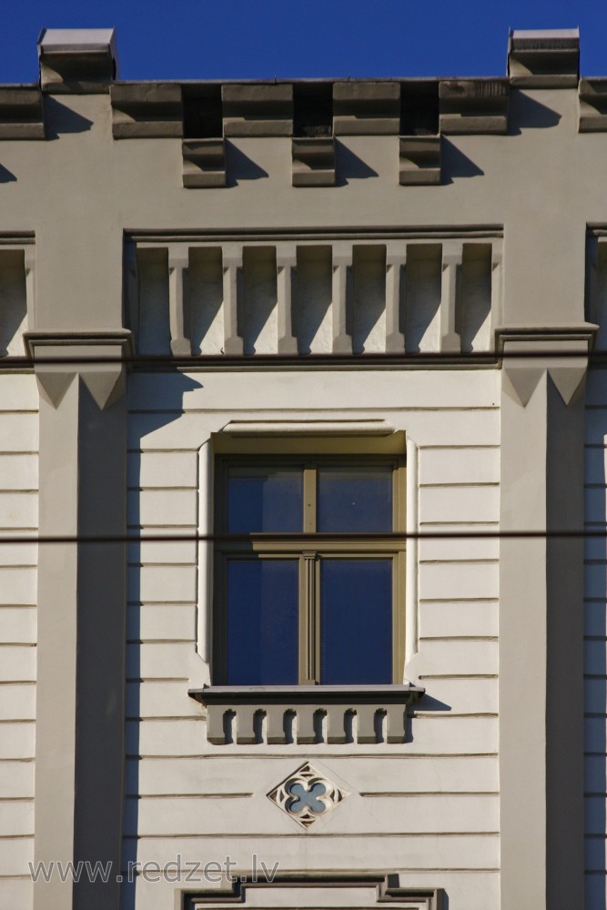 Logs ēkas fasādē (Merķeļa 17/19)