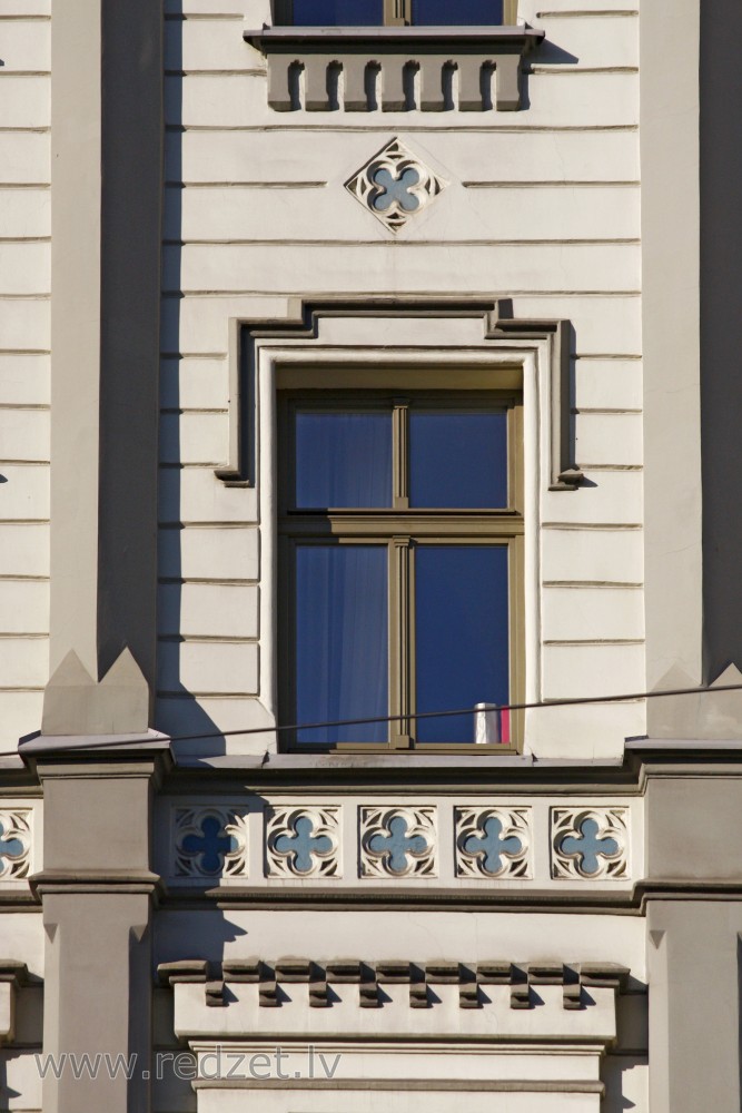 Logs ēkas fasādē (Merķeļa 17/19)