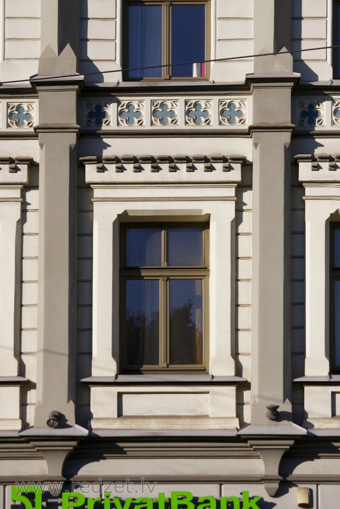 Logs ēkas fasādē (Merķeļa 17/19)