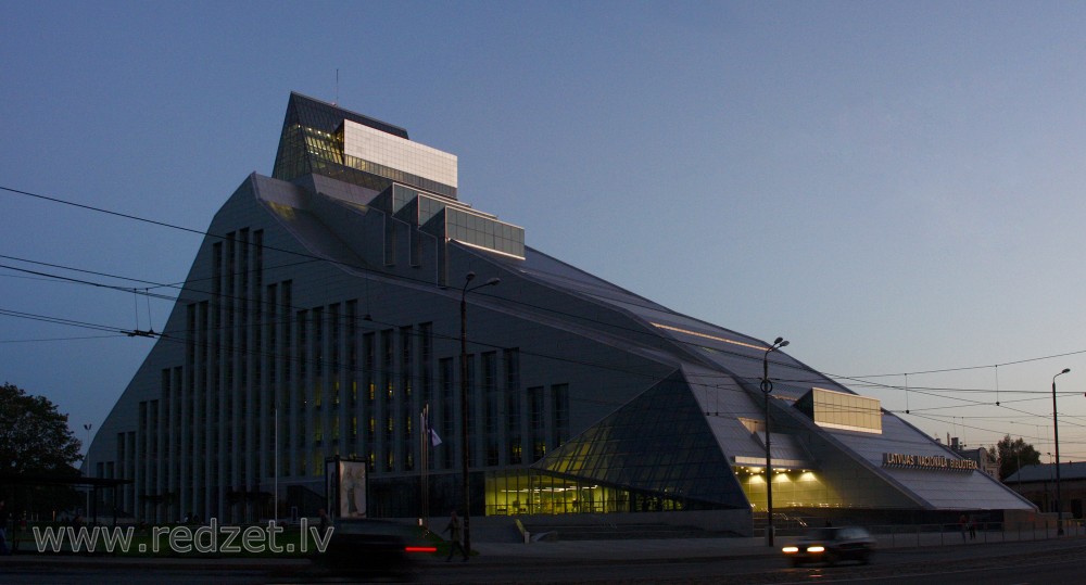 Latvijas Nacionālā bibliotēka (LNB) naktī