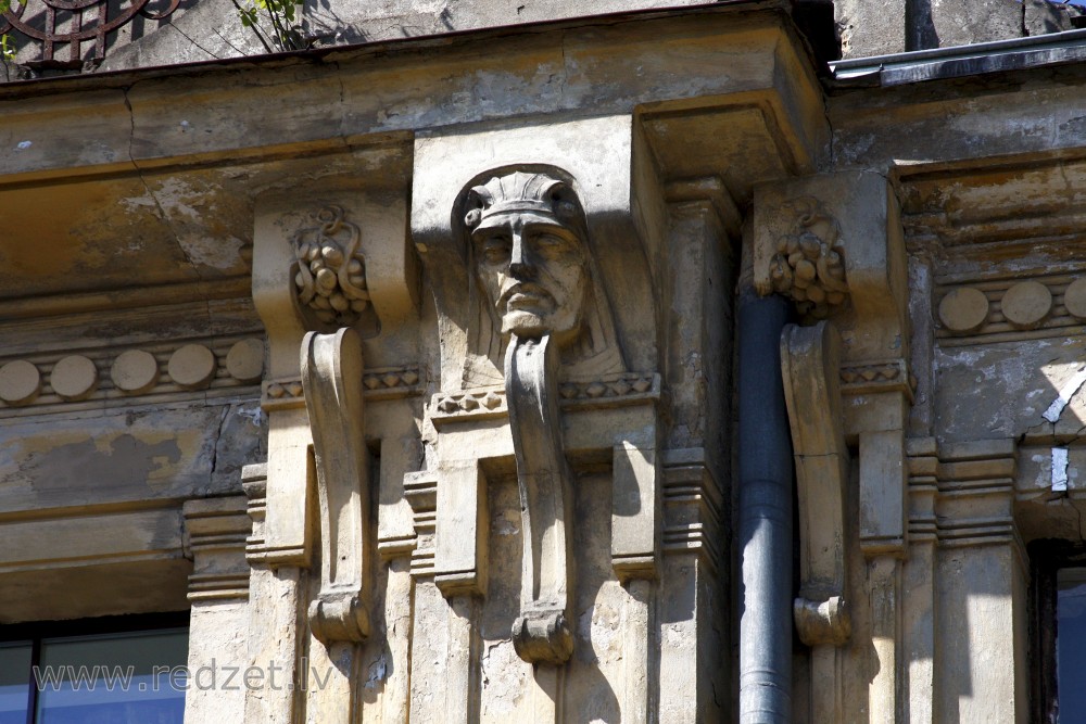 Dekoratīvs cilnis ēkas fasādē (Nometņu 45)