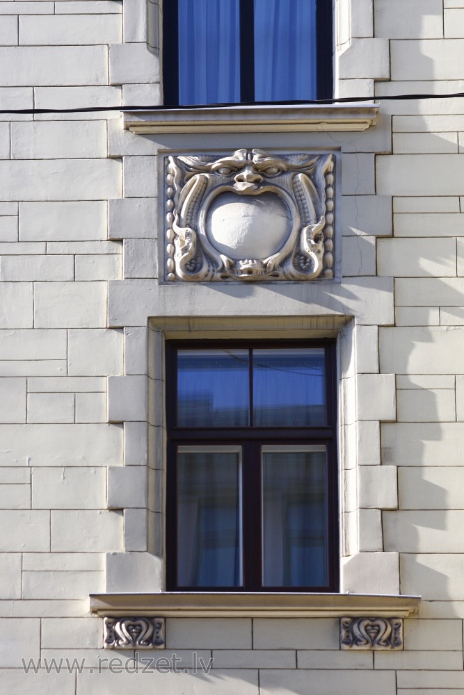 Logs ēkas fasādē (Skolas 14)