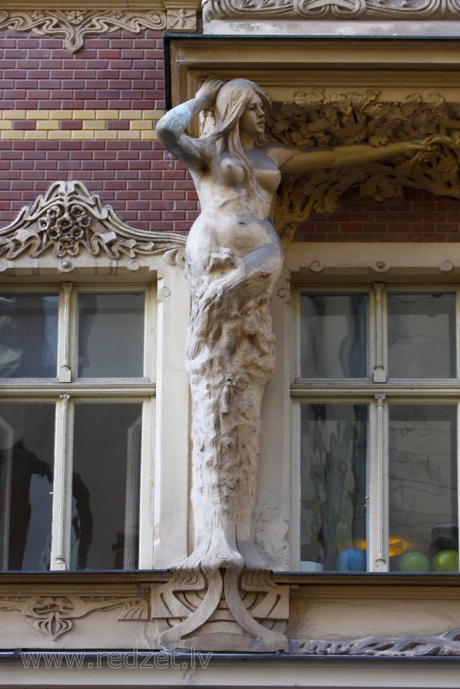 Kariatīdes skulptūra ēkas fasādē (Smilšu iela 2)