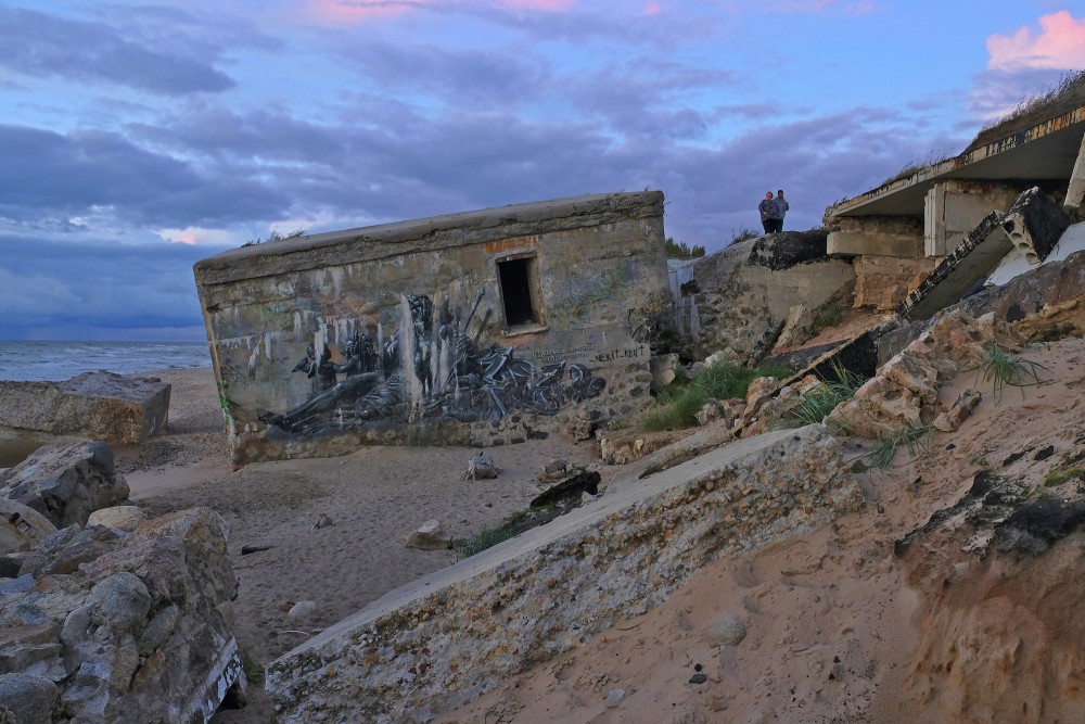 Ziemeļu fortu drupas pēc saulrieta (Liepāja)