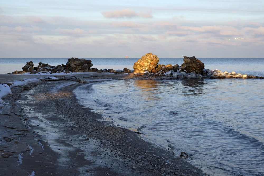 Kolkasraga vecās bākas drupas ziemā