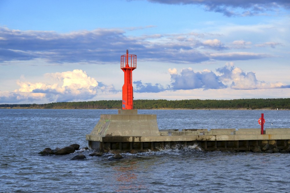 Pavilosta north pier lighthouse on a concrete structure base Pavilosta north pier lighthouse on a concrete structure base