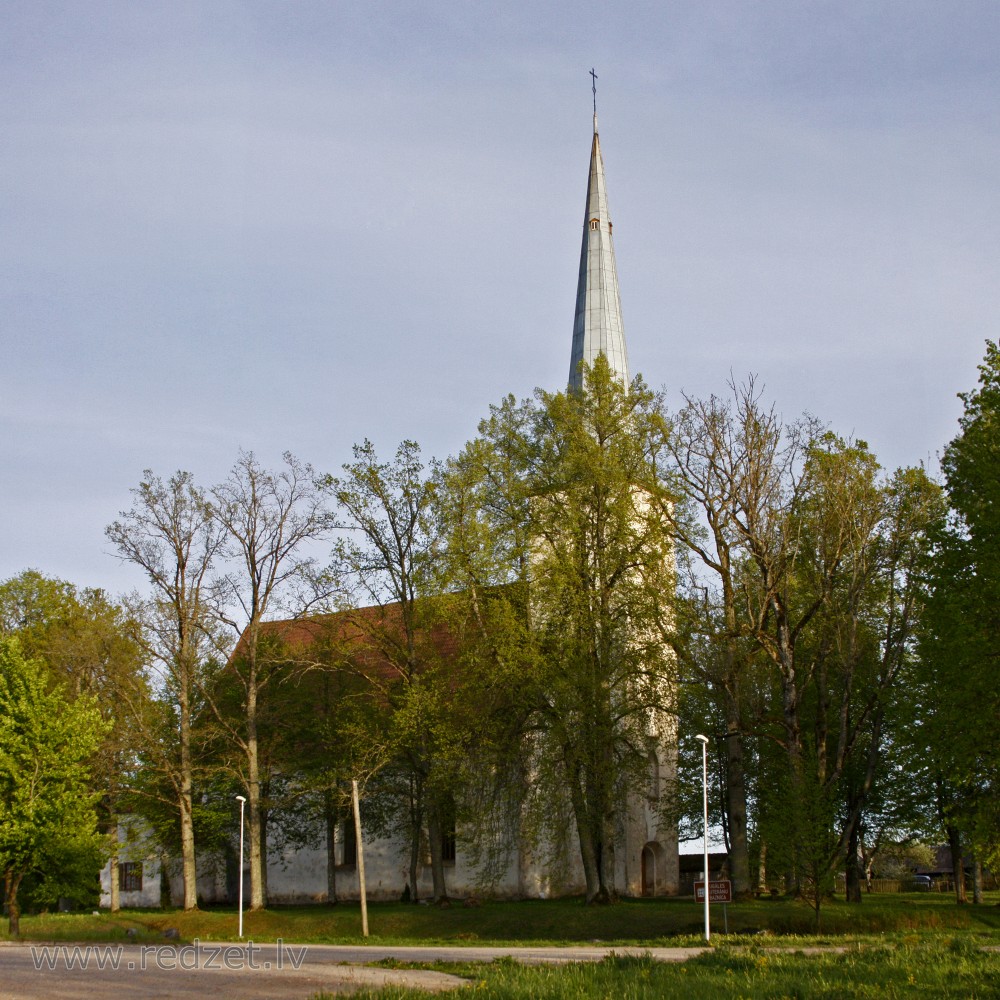 Ugāles luterāņu baznīca pavasarī
