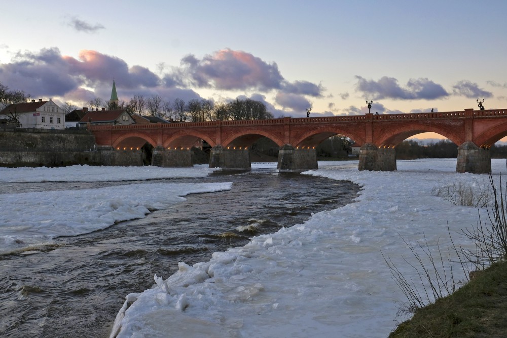 Kuldīgas ķieģeļu tilts ziemas vakarā