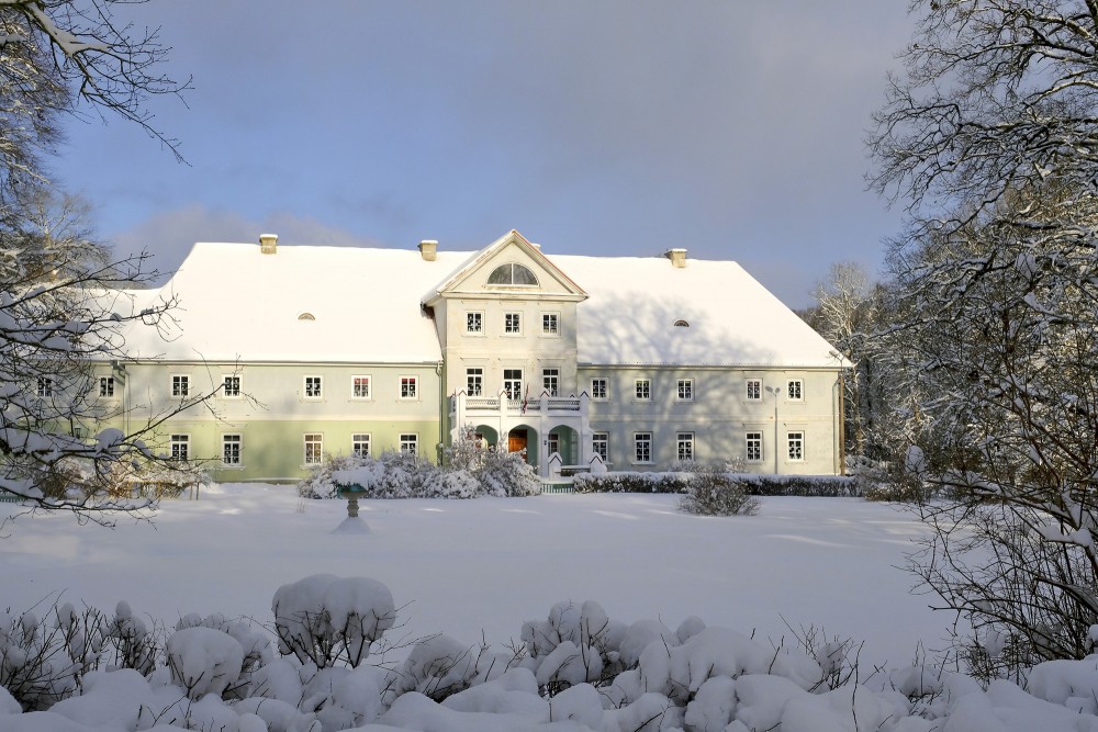 Popes muižas pils ziemā