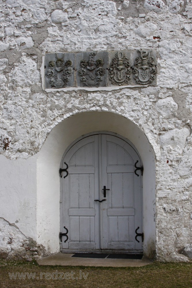Puzes baznīcas ieejas portāls