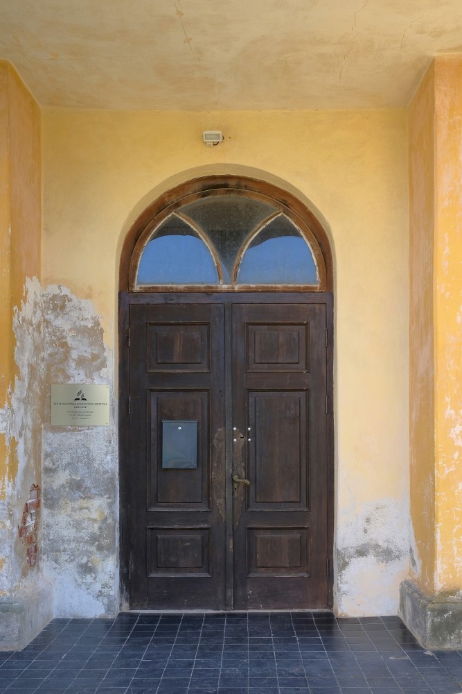 Aizputes adventistu baznīcas ieejas portāls