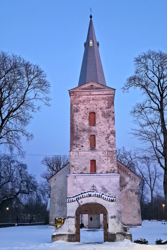 Dundagas luterāņu baznīcas tornis ziemā ar sniegu un atvērtu ieeju