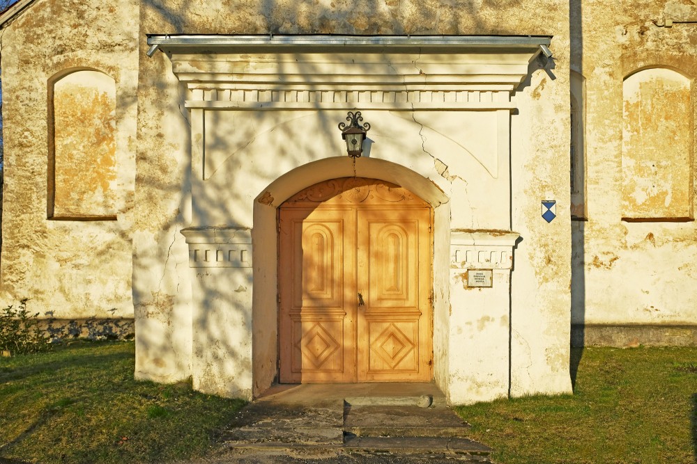 Sabiles luterāņu baznīcas ieejas portāls