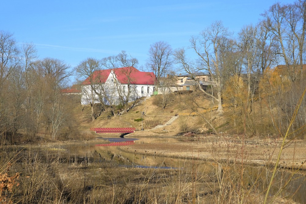 Skats uz Aizputes sinagogu pavasarī