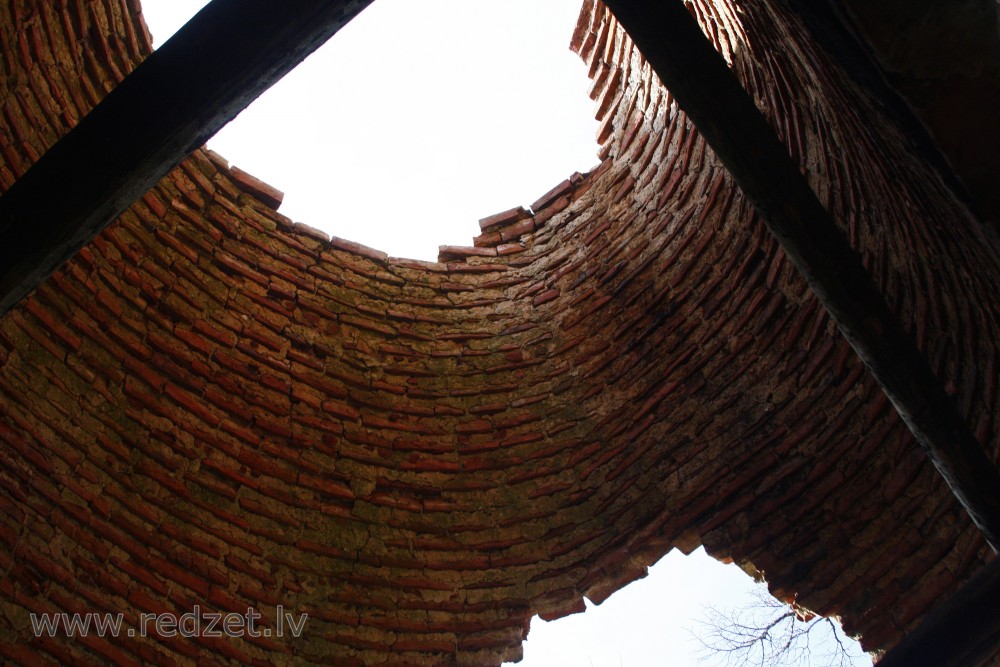 Vecs manteļskurstenis no iekšpuses