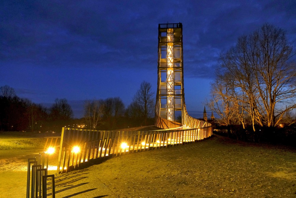 Izgaismots Kuldīgas skatu tornis