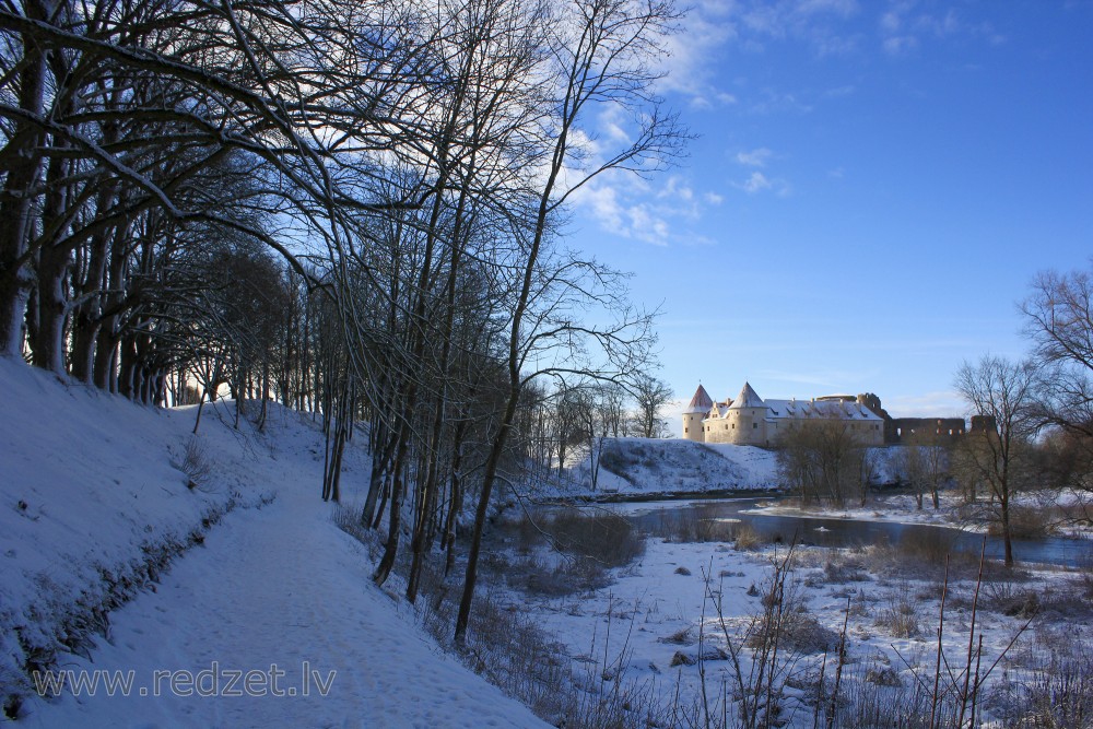 Skats uz Bauskas viduslaiku pili ziemā