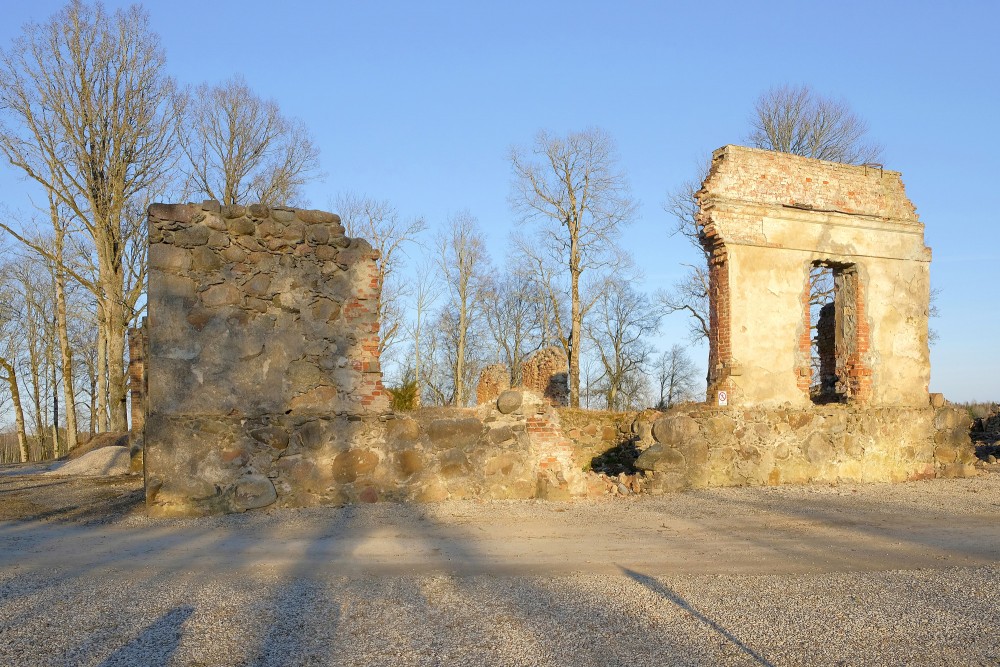 Smuku muižas kungu mājas drupas