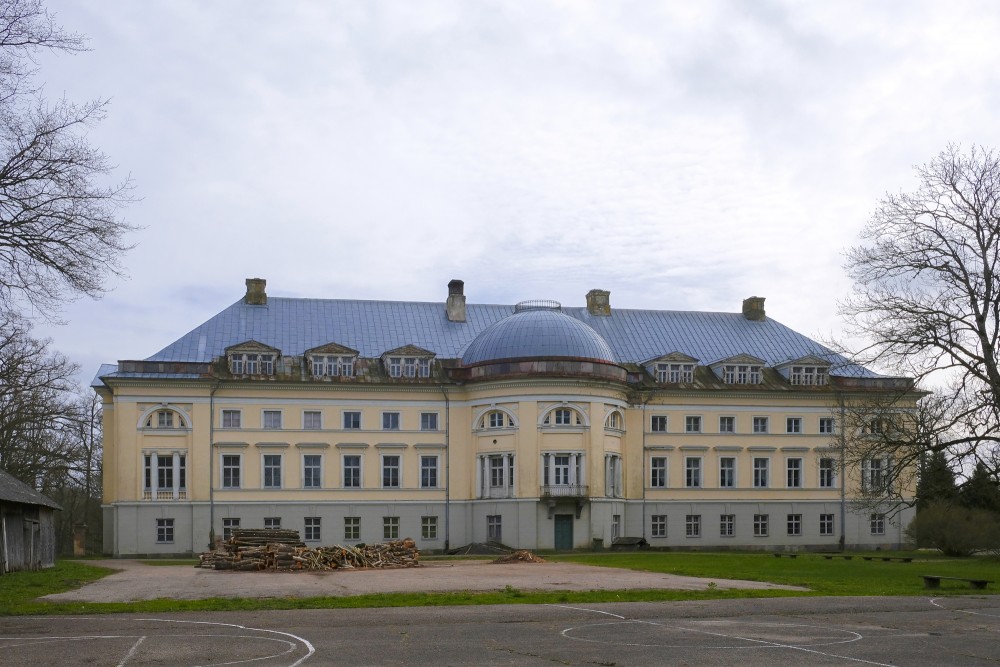 Kazdangas pils pavasarī Kazdangas pils pavasarī