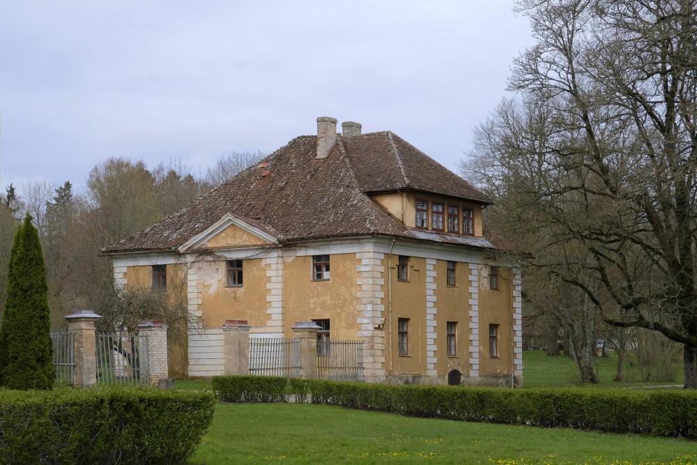 Cavalier House and Granary, Kazdanga