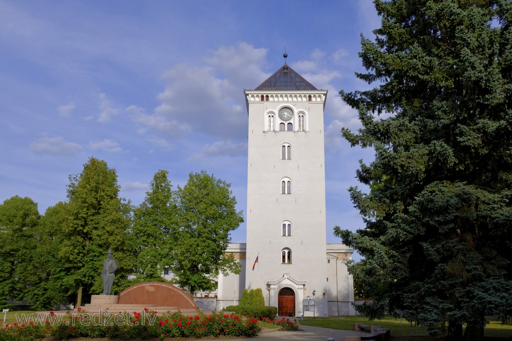 Jelgavas Sv. Trīsvienības baznīcas tornis un piemineklis  Jānim Čakstem