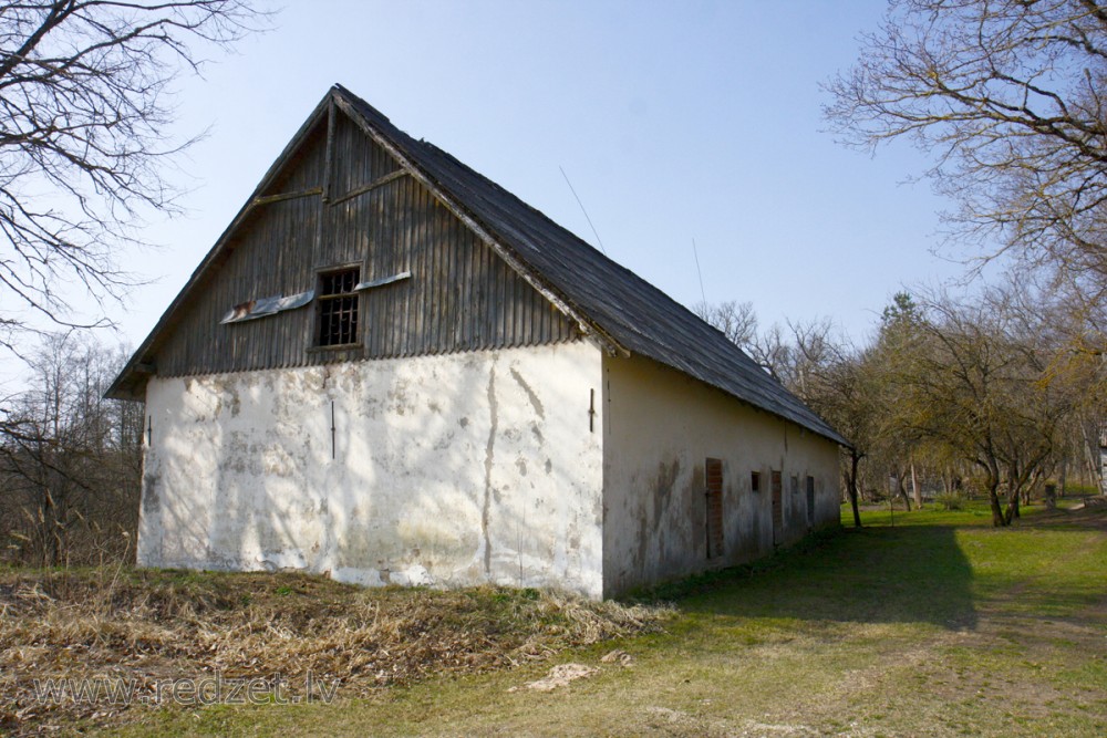 Turkalnes muižas saimniecības ēka