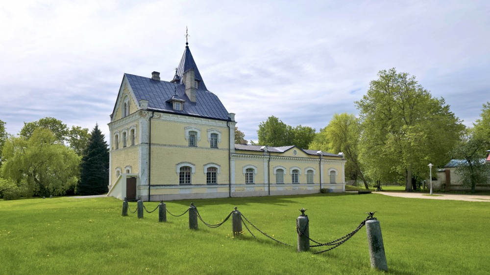 Manor house of Dole Manor and decorative fence posts on the lawn