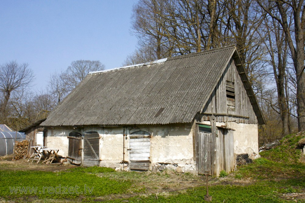 Turkalnes muižas viena no ēkām Turkalnes muižas viena no ēkām