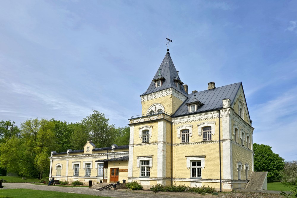 Manor house of Dole Manor in spring from a side view angle