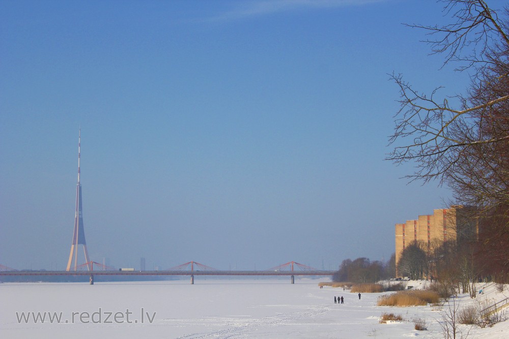 Skats uz Dienvidu tiltu no Ķengaraga promenādes