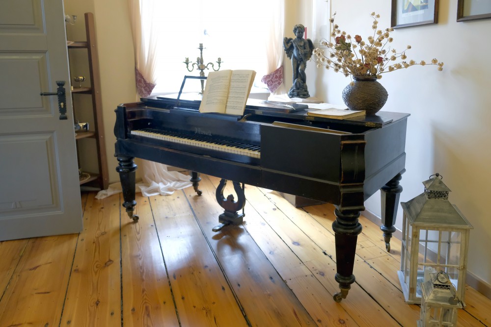 Pianos in Spāre Manor