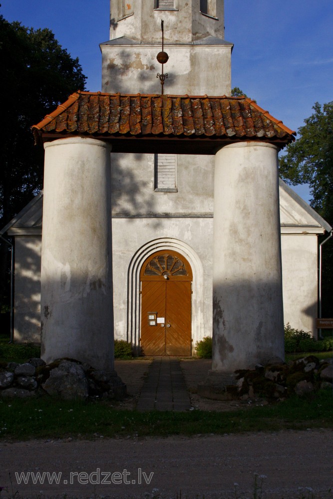 Rendas baznīcas ieejas portāls