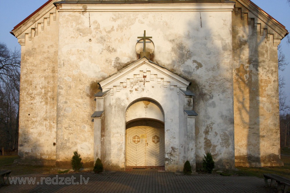 Dundagas luterāņu baznīcas ieejas portāls