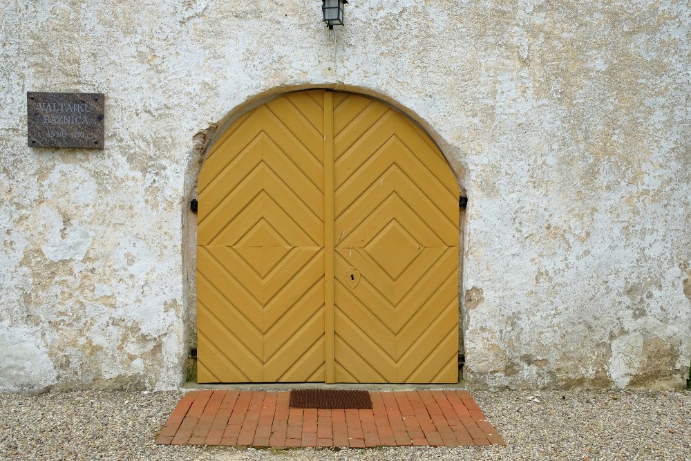 Valtaiķu luterāņu baznīcas ieejas portāls