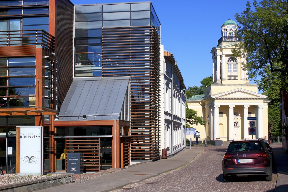 Ventspils Galvenā bibliotēka un luterāņu baznīca