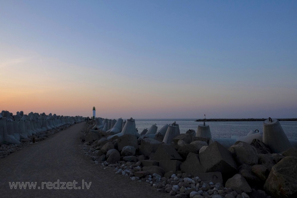 Ventspils ostas jūras vārti saulrietā